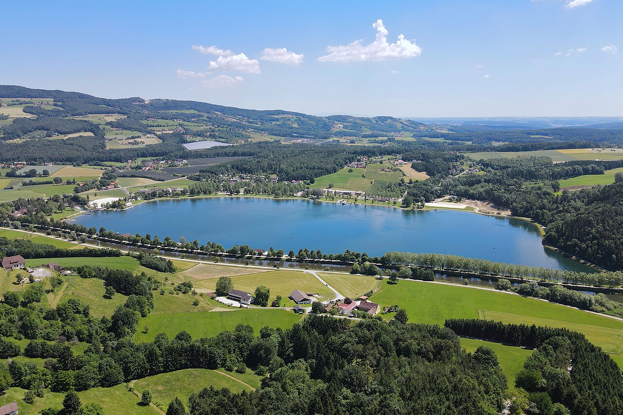 Luftaufnahme des Stubenbergsees mit der Feistritz im Vordergrund
